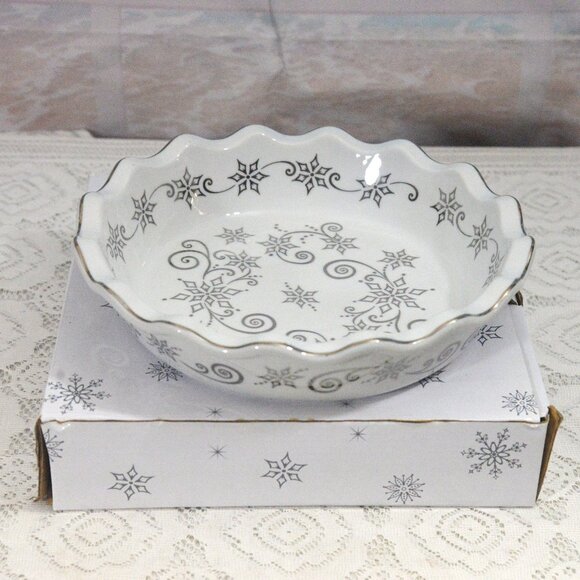 Temp-tations Presentable Ovenware 9" Fluted Pie Quiche Dish with Snowflakes - Picture 1 of 5